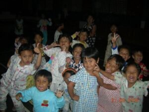 Vivin kecil yang pakai bando coklat... keceriaan ketika masih di SLB/B di Dena Upakara